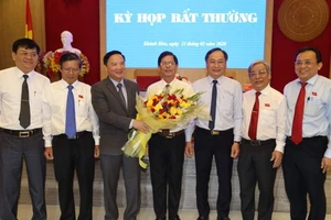 Ông Nguyễn Tấn Tuân (giữa) được bầu làm Chủ tịch UBND tỉnh Khánh Hòa