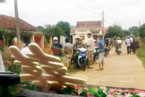 Cán bộ thôn Sơn Tây chặn xe rước dâu con trai bà Thu vào ngày 17-10