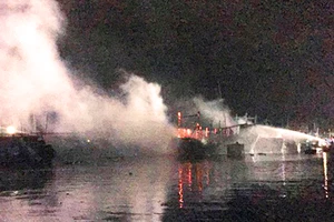Cháy lúc nửa đêm, 3 tàu cá đang neo đậu tại cảng Tam Quan bị thiêu rụi