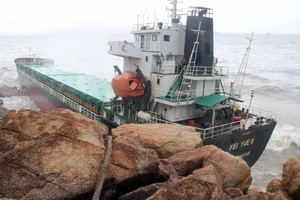 VIDEO: Tàu nước ngoài nghi chở dầu bị bão đánh vào mỏm đá, dầu lênh láng khắp vùng biển