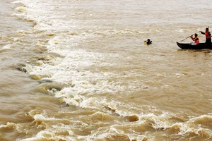 Tìm kiếm người mất tích trên sông Kôn (Bình Định)