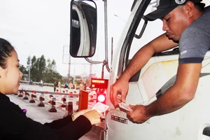 Bình Định: Nhiều tài xế xe dùng tiền lẻ mua vé qua trạm BOT gây ách tắc giao thông