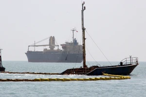 10.000 lít dầu trên tàu chìm ở vịnh Quy Nhơn biến mất kỳ lạ, nghi có "dầu tặc"