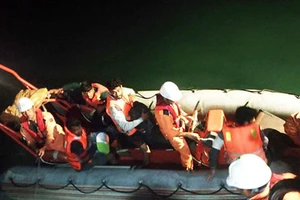 Tàu SAR 412 cứu các thuyền viên gặp nạn khi tránh bão số 14 trong đêm