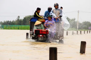 Lũ ồ ạt đổ về hạ du, gần 29.000 nhà dân bị ngập nước