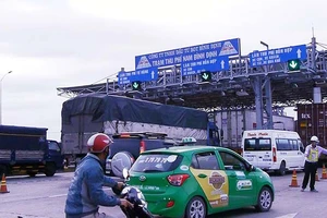 Bộ giao thông vận tải đã đồng ý giảm giá vé ở trạm BOT Nam Bình Định. Trong ảnh các tài xế dùng tiền lẻ mệnh giá 500 đồng để phản đối giá vé Trạm BOT này vào ngày 14-11