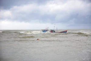 Tàu cá gặp nạn, 3 ngư dân bị thương và 1 ngư dân rơi xuống biển