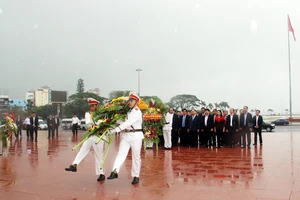 Thủ tướng dâng hoa tưởng niệm tại Tượng đài Nguyễn Sinh Sắc - Nguyễn Tất Thành