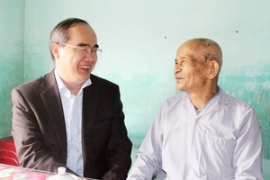 Bí thư Thành ủy TPHCM thăm, chúc Tết tặng quà cho người nghèo, nạn nhân da cam tại Phú Yên
