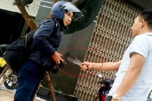 Đối tượng Bình cầm dao phay dọa chém, giết PV Dương Dũ Tuấn vào sáng ngày 22-3.