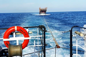 Cận cảnh tàu SAR vượt biển cứu 49 ngư dân bị ngộ độc nguy cấp trên biển