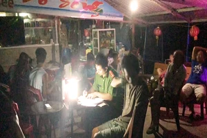 Lực lượng chức năng tỉnh Quảng Ngãi bắt quả tang ổ cá độ bóng đá trong quán cà phê Bờ Sông trong đêm 22-6. Ảnh: TC