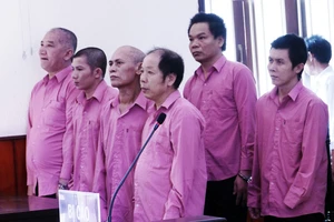 Hội đồng xét xử TAND tỉnh Bình Định phải hoãn xét xử vụ án vì vắng mặt nhân chứng và người bào chữa cho bị cáo