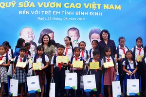 Phó Chủ tịch nước Đặng Thị Ngọc Thịnh trao quà cho học sinh vùng lũ Bình Định