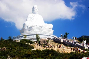 Dòng người đổ về chiêm ngưỡng tượng Phật ngồi cao nhất Đông Nam Á