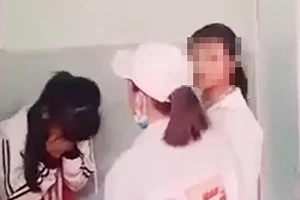​Nữ sinh Y. bị đánh hội đồng trong nhà vệ sinh. Ảnh cắt từ clip