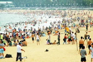 Hàng vạn người ùn ùn đổ về khiến bãi tắm Quy Nhơn "ngộp thở"