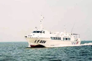 Tàu cao tốc chở đề thi THPT quốc gia ra đảo Lý Sơn.
