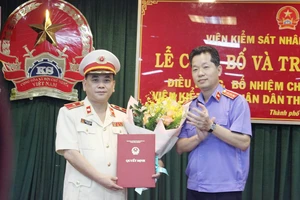 Ông Đỗ Mạnh Bổng (trái) nhận quyết định điều động, bổ nhiệm chức vụ Viện trưởng Viện Kiểm sát Nhân dân TPHCM. Ảnh: MAI HOA