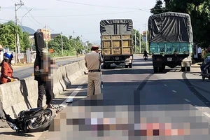  Hiện trường vụ tai nạn giao thông nghiêm trọng khiến 2 người bị xe tải cản tử vong tại xã Mỹ Lộc.