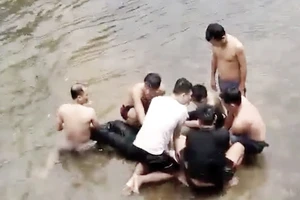 Ba người đàn ông xả thân cứu người đuối nước giữa sông Lại Giang