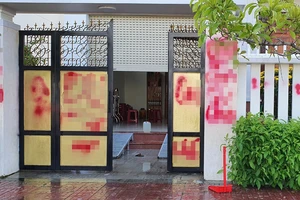 Nhà riêng của Giám thị trại giam Bộ Công an bị ném trứng thối, sơn bẩn
