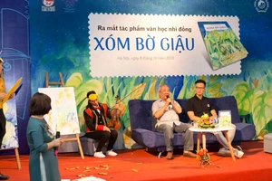  Giao lưu ra mắt tác phẩm đồng thoại Xóm bờ giậu của nhà văn Trần Đức Tiến ra mắt tại Hà Nội năm 2018. Ảnh: PHÙNG HÀ