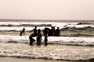 Ba du khách chết đuối ở bãi biển Ghềnh Ráng