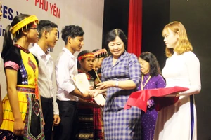 Trao học bổng Vallet cho học sinh, sinh viên Bình Định, Phú Yên và Gia Lai