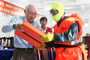 Tặng 500 bộ áo phao, phao cứu sinh cho ngư dân Phú Yên