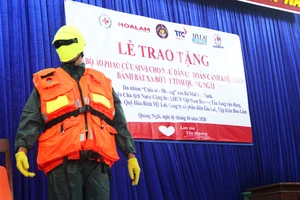 Trao 500 áo phao cho ngư dân nghèo Quảng Ngãi