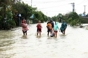 Người dân cố đô Huế lại bì bõm lội lụt sau 2 ngày mưa tầm tã