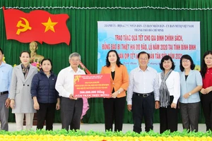 TPHCM tặng quà tết người dân Bình Định