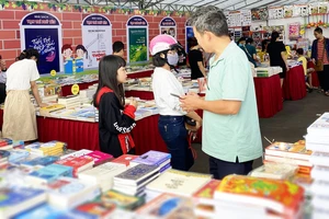 Hội sách Phú Yên quyên góp tủ sách Trường Sa