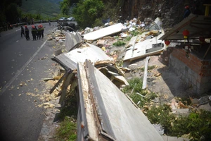 Xe tải tông vào vách núi, 2 người tử vong tại chỗ