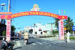 Phong tỏa phường Tam Quan Bắc, thị xã Hoài Nhơn sau khi phát hiện 2 ca nghi mắc Covid-19 đầu tiên ở Bình Định. Ảnh: NGỌC HẢI