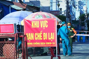 Thị xã Hoài Nhơn đã lập 13 chốt chặn tại phường Tam Quan Bắc và 3 phường lân cận sau khi phát hiện 2 ca nghi mắc Covid-19 đầu tiên ở Bình Định, chiều 28-6-2021. Ảnh: NGỌC HẢI 