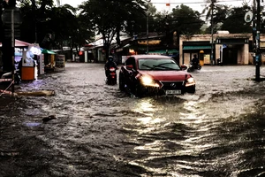 Mưa lớn khiến TP Quảng Ngãi bị ngập sâu