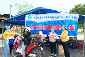 Phú Yên, Bình Định nấu cơm “tiếp sức” người dân đi xe máy về quê 