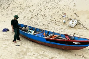 Sóng lớn đánh chìm xuồng cá của 3 ngư dân ở cửa biển Tam Quan