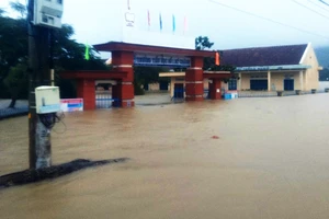 Cận cảnh ngập lụt cô lập hàng ngàn hộ dân ở Bình Định