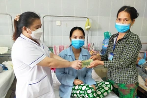 Trao 38,5 triệu đồng bạn đọc Báo SGGP giúp 2 hoàn cảnh ở Bình Định