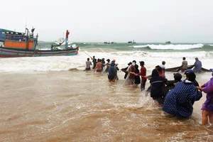 Nhiều ngư dân Phú Yên, Bình Định trắng tay chỉ sau 1 giờ thiên tai “dị thường“