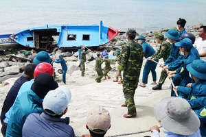 Hàng trăm người “chạy đua” trục vớt xác tàu cá bị đắm ở biển Bình Định, Phú Yên