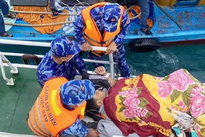 Cảnh sát biển đưa ngư dân bị nạn ở đảo Lý Sơn vào đất liền cấp cứu
