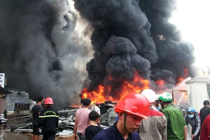 Cháy lớn ở khu nhà xưởng sản xuất bàn ghế nhựa tại TP Quy Nhơn