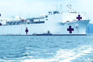 Tàu bệnh viện Hải quân Mỹ cập cảng Vũng Rô (Phú Yên)