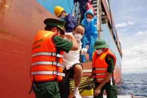 Hỗ trợ, cấp cứu thuyền viên Trung Quốc bị nạn trên vùng biển Bình Định