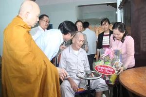 Chủ tịch HĐND TPHCM trao quà cho gia đình cách mạng tại Bình Định