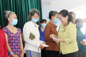 Lãnh đạo TPHCM trao quà cho người nghèo ở Bình Định